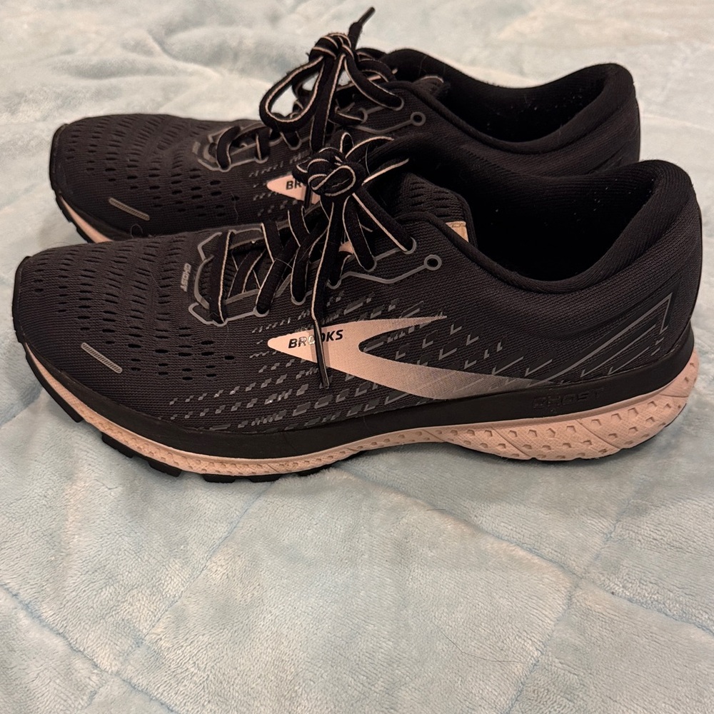 Brooks Women's Black and Gray Athletic Shoes
